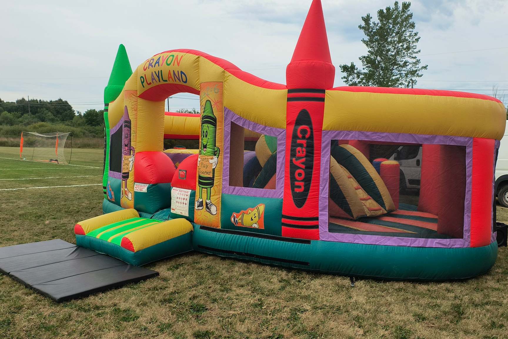 Deluxe Crayon Play Centre Bounce House TSSA party rentals Ottawa Ontario and Gatineau Quebec