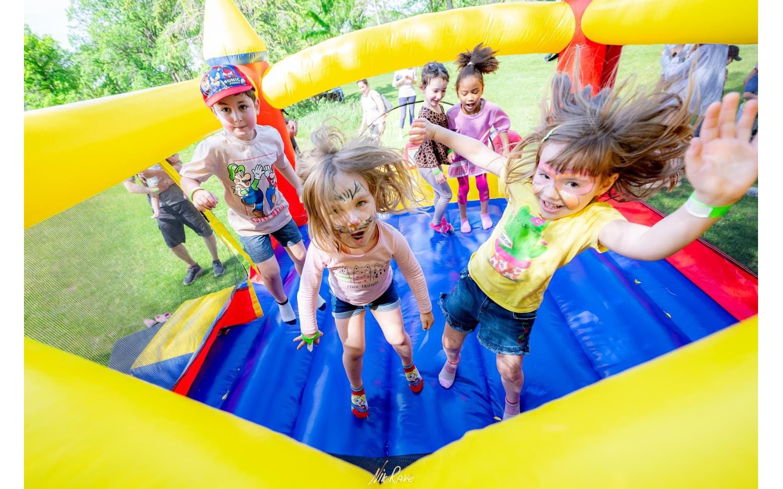 Inflatable Bouncy castles, Obstacle Courses, Waterslides, Facepainting, Popcorn / Cotton candy / Snow cone machines, party yard indoor and outdoor games rentals in Ottawa Ontario
